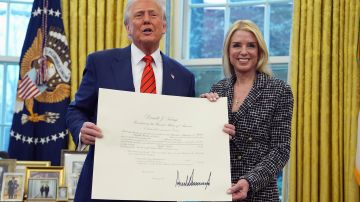 Pam Bondi jura como fiscal general bajo la Administración Trump.