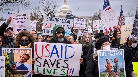 Manifestantes y legisladores protestan contra el presidente Donald Trump y su aliado Elon Musk mientras alteran el gobierno federal, incluido el desmantelamiento de USAID.