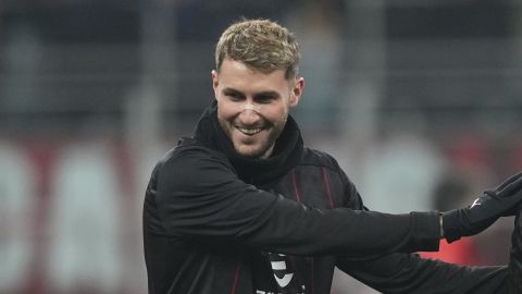 Santiago Giménez durante un entrenamiento con el AC Milan.