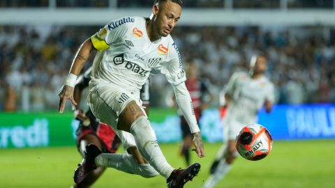 Neymar ya juega con el Santos.