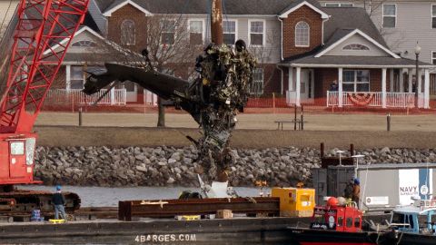 Los equipos de rescate recuperan una parte de un helicóptero Black Hawk cerca del lugar en el río Potomac donde se produjo una colisión en el aire entre un avión de American Airlines.