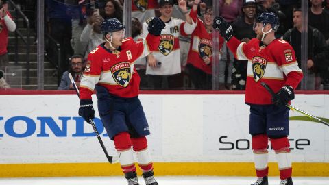 Sam Bennett (L, Canadá) y Matthew Tkachuk (R, USA) estuvieron involucrados en las peleas a pesar de ser compañeros y campeones en Florida Panthers de la NHL.