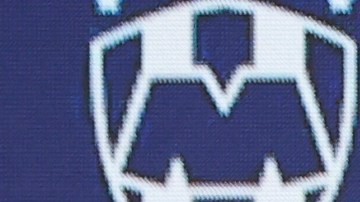 Sergio Ramos muestra su dorsal 93 durante la presentación con Rayados de Monterrey.