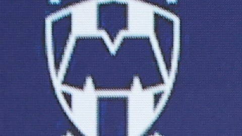 Sergio Ramos muestra su dorsal 93 durante la presentación con Rayados de Monterrey.