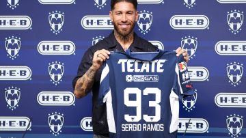 Sergio Ramos muestra su dorsal 93 durante la presentación con Rayados de Monterrey.