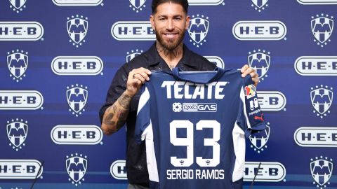 Sergio Ramos muestra su dorsal 93 durante la presentación con Rayados de Monterrey.