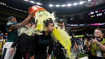 Coach Nick Sirianni es bañado por sus dirigidos de Eagles tras ganar el Super Bowl LIX.