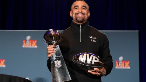 Jalen Hurts con su premio al Jugador Más Valioso del Super Bowl LIX.