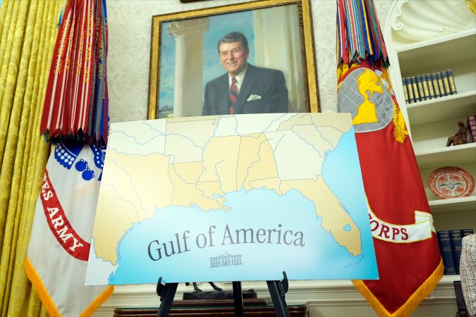Un mapa con las palabras "Golfo de América" ​​se ve en la Oficina Oval durante un evento con el presidente Donald Trump en la Casa Blanca.