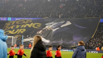 Aficionados del Manchester City dedican pancarta a Vinícius: "Deja de llorar"