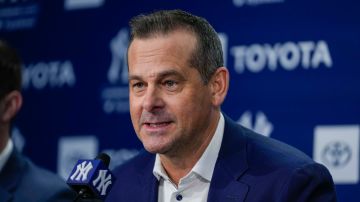 Aaron Boone durante una rueda de prensa con Yankees.