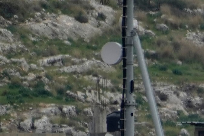El humo se eleva desde una operación militar israelí en curso en el campo de refugiados de Nur Shams, en Cisjordania.