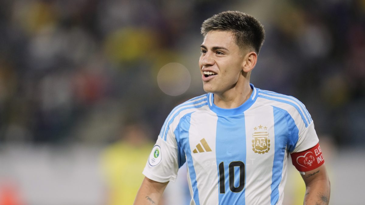 Manchester City presentó oficialmente al argentino Claudio Echeverri