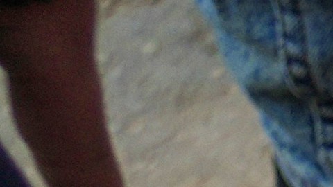 Una multitud quema las camisetas de los prisioneros palestinos liberados en Khan Younis, Franja de Gaza.