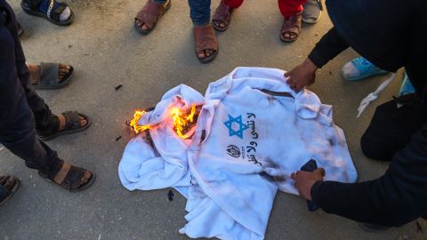 Una multitud quema las camisetas de los prisioneros palestinos liberados en Khan Younis, Franja de Gaza.