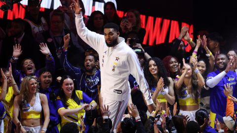 Karl-Anthony Towns durante la presentación del All-Star Game 2025 de la NBA.