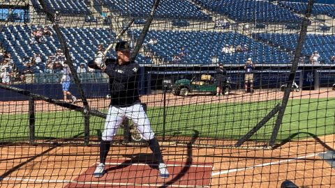 Aaron Judge practica su bateo en los Spring Training.