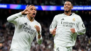 Kylian Mbappé (L) celebra junto a Jude Bellingham (R) su tercer gol ante Manchester City.