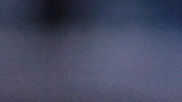 Lionel Messi disputa un balón con Memo Rodríguez durante el partido de ida de la primera ronda de la Concachampions.