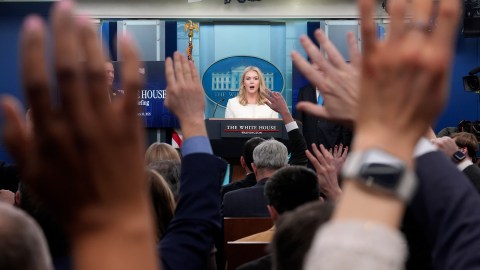 Medios de prensa en conferencia en la Casa Blanca