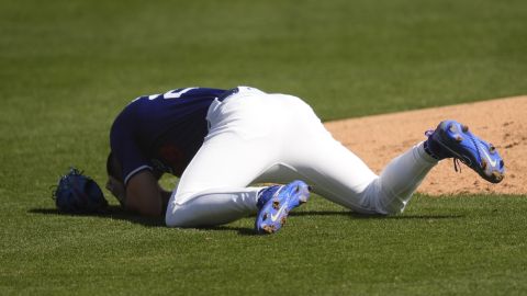 MLB: Lanzador de Dodgers Bobby Miller recibió batazo a 106 mph en la cabeza