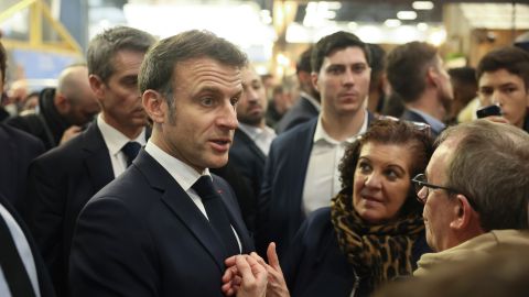 Emmanuel Macron, habla con los asistentes a la Feria Internacional de Agricultura en su día inaugural en París.