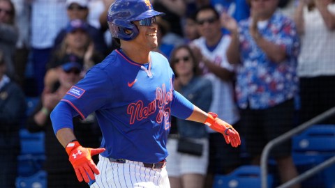 Juan Soto celebra tras su primer cuadrangular con New York Mets.