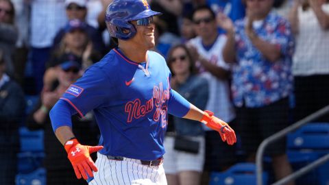 Juan Soto celebra tras su primer cuadrangular con New York Mets.