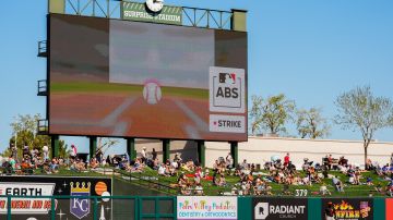 El reto al umpire se hace público en la pantalla del estadio.