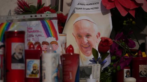 El papa continúa recibiendo terapia de oxígeno.