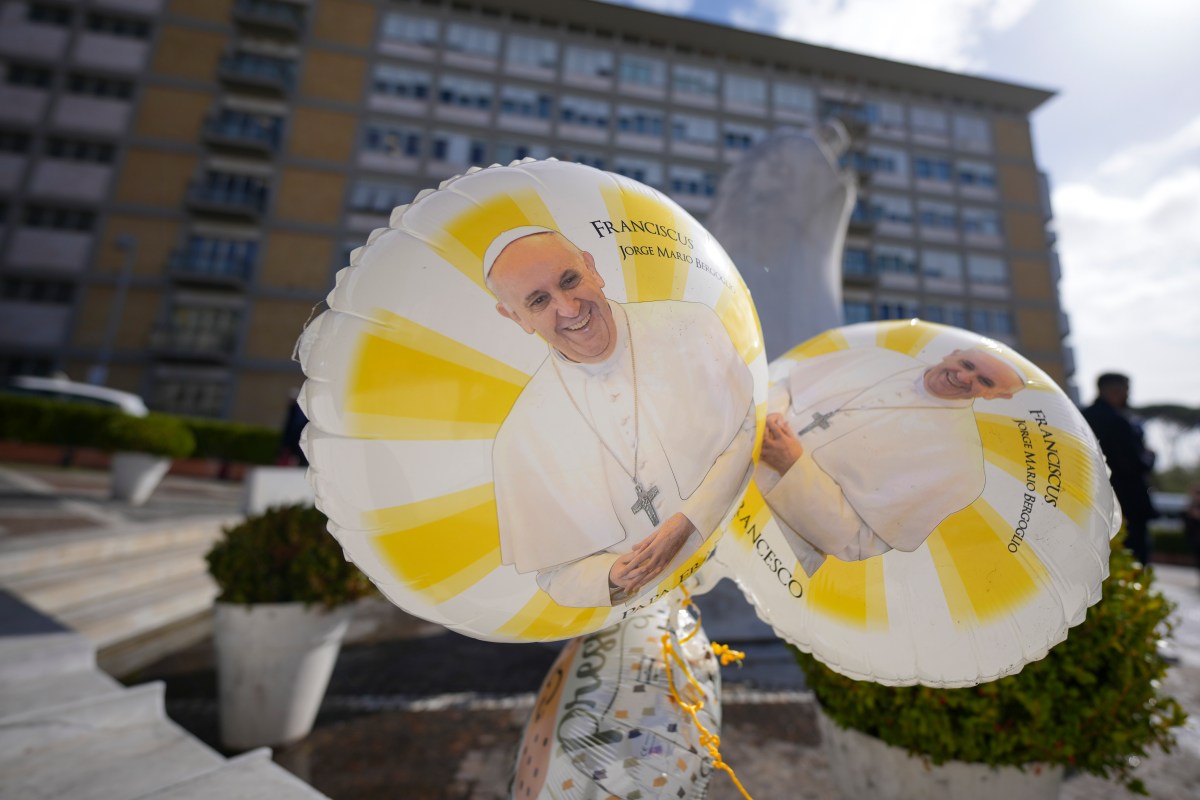 Papa Francisco pasó una noche tranquila este jueves, aunque su condición sigue siendo crítica