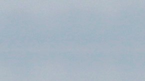 Pasajeros y personal caminando alrededor del avión bocabajo.