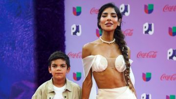 Alejandra Espinoza y su hijo.