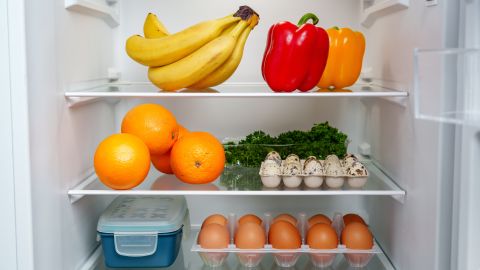 Una experta en alimentos explica cuál es la mejor forma de preservar el café, chocolate, pan y ajos.