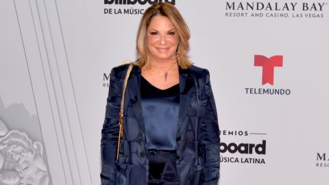 Ana María Polo reúne muchos objetos especiales en una sala de su casa.
