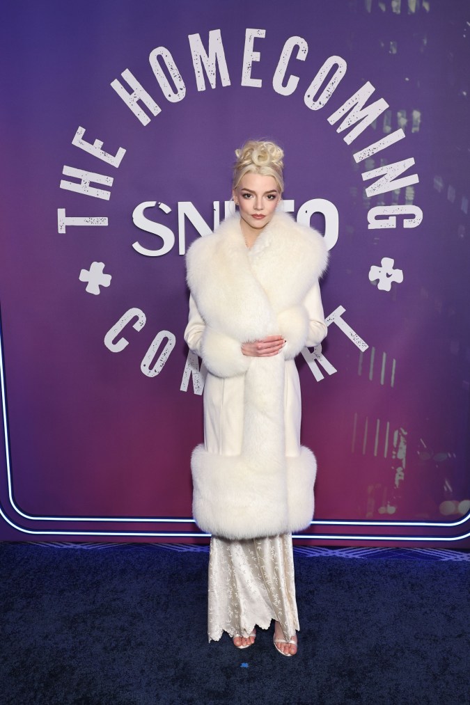 Anya Taylor-Joy llevó un atuendo de color blanco. Foto: Cortesía NBCUniversal.