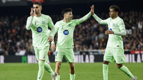 El delantero del FC Barcelona Ferrán Torres (i) celebra tras marcar el 0-4, durante el partido de los cuartos de final de la Copa del Rey de fútbol entre el Valencia CF y FC Barcelona.