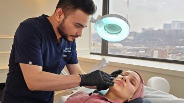 Estos tratamientos funcionan activando los fibroblastos, las células responsables de producir colágeno y elastina, explica el experto en cosmetología Jeisson Marbello, de Banzai Spa MD.