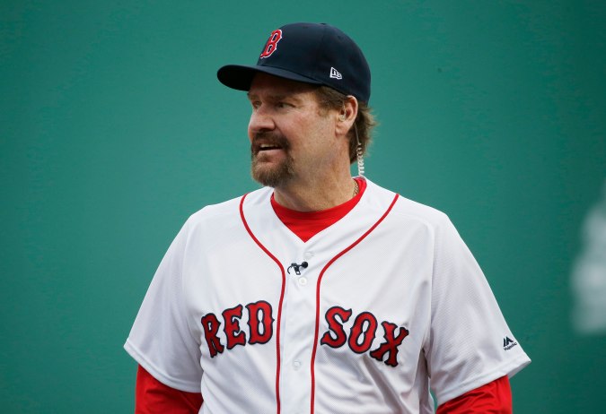 Wade Boggs, exjugador de los Medias Rojas de Boston, antes de un partido de béisbol de exalumnos de los Medias Rojas, el domingo 27 de mayo de 2018, en Boston. (Foto AP/Michael Dwyer).