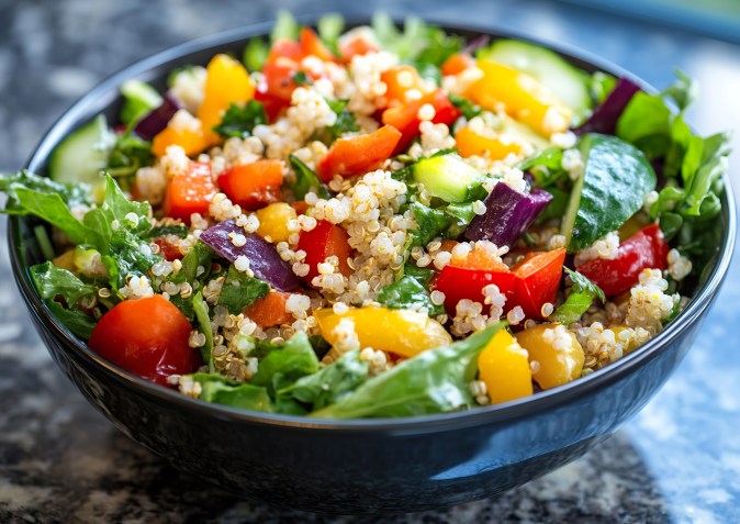 El bowl de quinoa está inspirado en la dieta mediterránea.