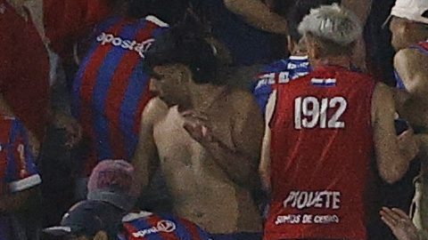Trifulca entre hinchas de Olimpia y Cerro Porteño en Paraguay.