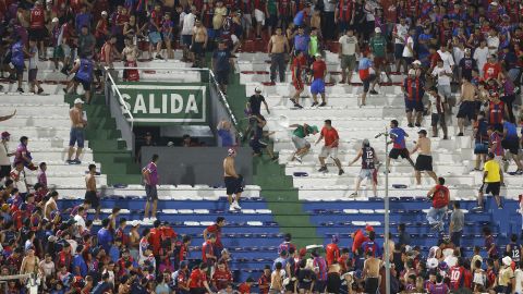 Trifulca entre hinchas de Olimpia y Cerro Porteño en Paraguay.