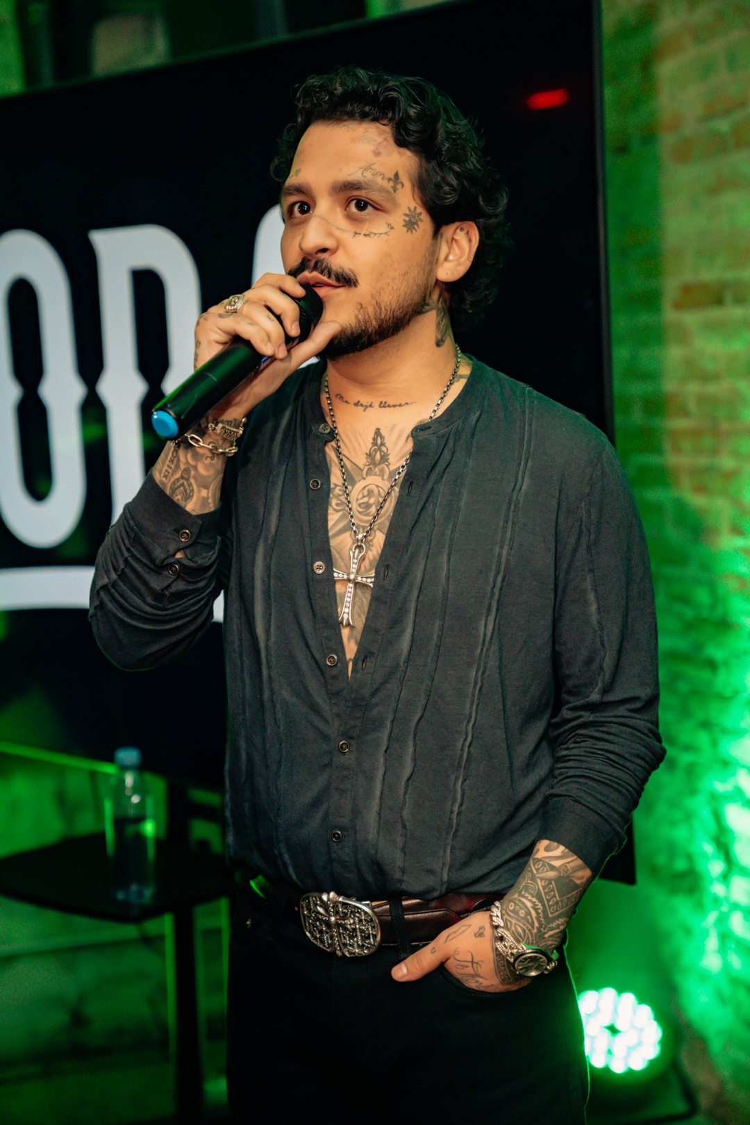 Christian Nodal en el encuentro con la prensa.