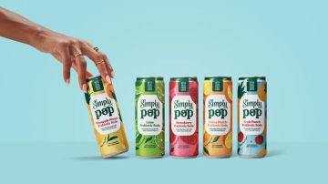 Simply es el nuevo de refrescos prebióticos de Coca cola con sabor a fruta elaborados con 6 gramos de fibra prebiótica.