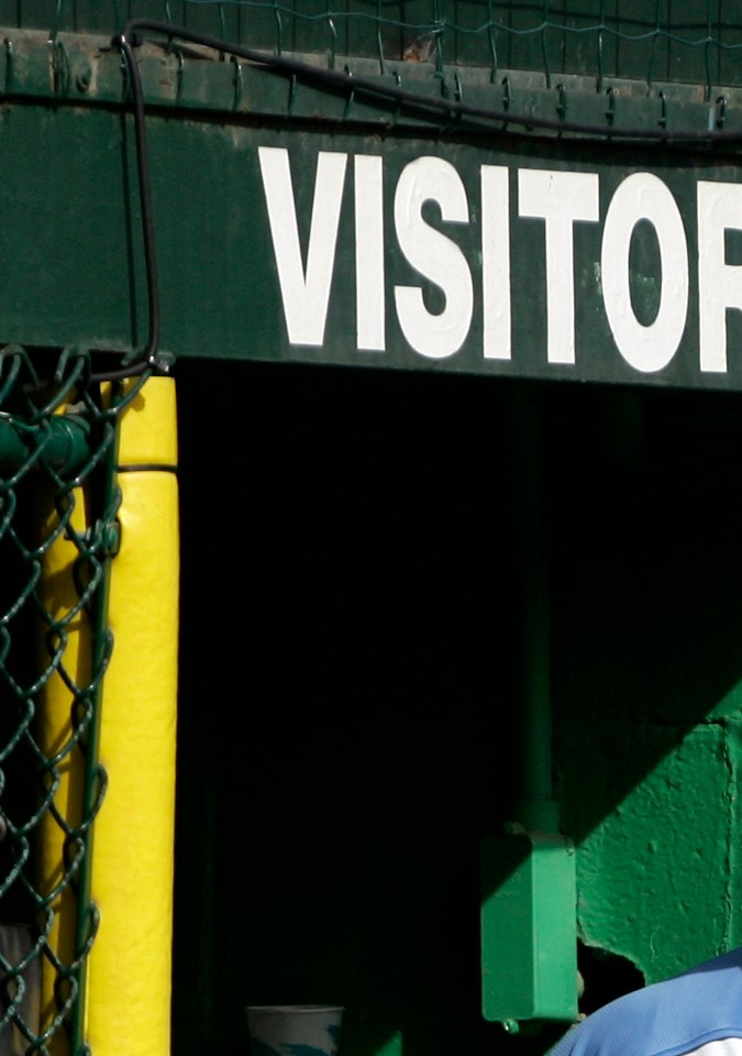Clay Bellinger, de Chandler, Arizona, a la izquierda, sonríe a su hijo y al jugador de Arizona Cody Bellinger cuando entran al dugout en la tercera entrada contra Salisbury, Maryland, durante la serie de grupos de la Serie Mundial de Pequeñas Ligas de 2007 en South Williamsport, Pensilvania, el sábado 18 de agosto de 2007. (Foto AP/Carolyn Kaster, Archivo)