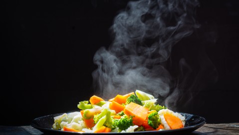 Comer comida muy caliente afecta los procesos digestivos en el estómago.