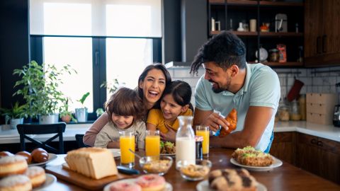 Sentarse alrededor de una mesa, conversar y compartir alimentos puede ayudar a generar sensación de saciedad, según un estudio.