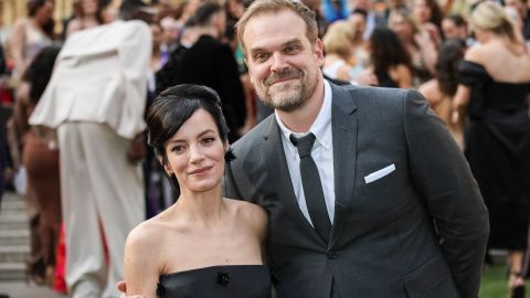 David Harbour y Lily Allen se casaron en 2020, en Las Vegas.