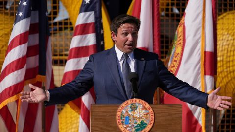 El gobernador de Florida, Ron DeSantis, firmó las leyes este jueves.