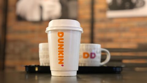 Dunkin eliminó el cobro extra por la leche de almendras o avena en el café.